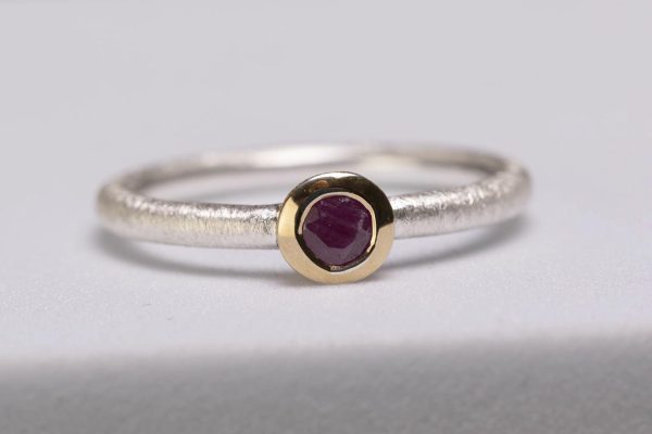 Anello scintille con rubino