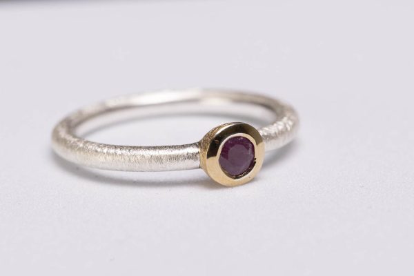 Anello scintille con rubino