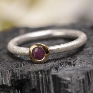 Anello scintille con rubino