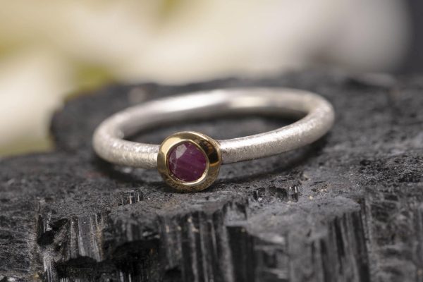Anello scintille con rubino