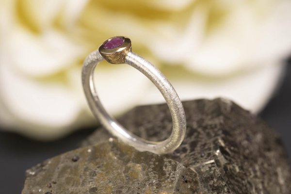 Anello scintille con rubino