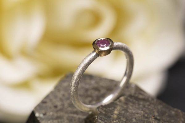 Anello Scintille con Rubino