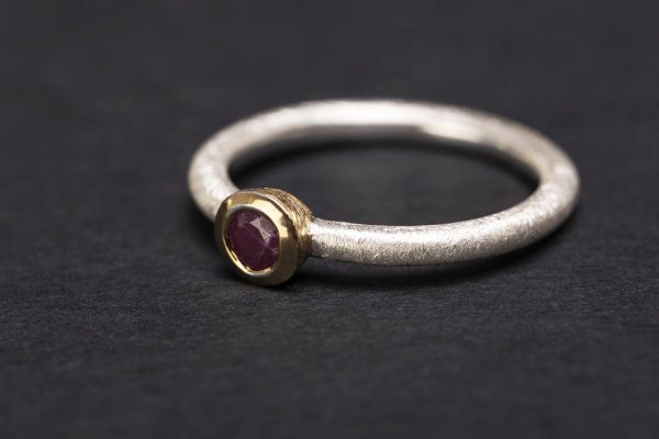 Anello scintille con rubino